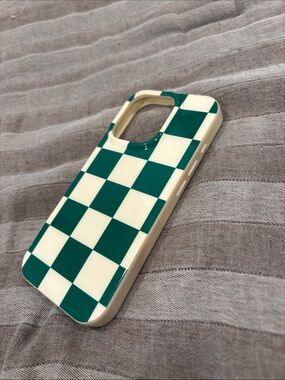 Green and Cream Checkerboard Phone Casely case 15pro